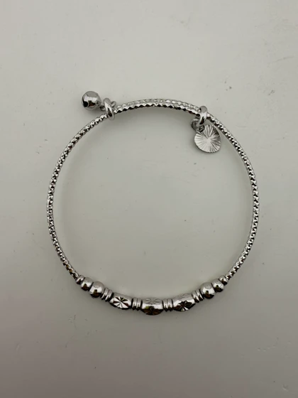 دستبند زنانه نقره‌ای مهره‌ای با آویز دایره‌ای شیک