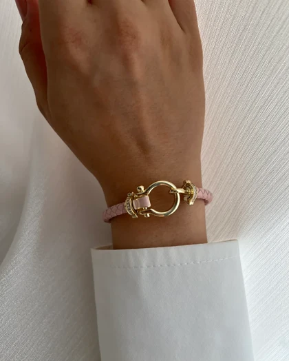 دستبند چرم با قفل طلایی طرح فرد، انتخابی شیک