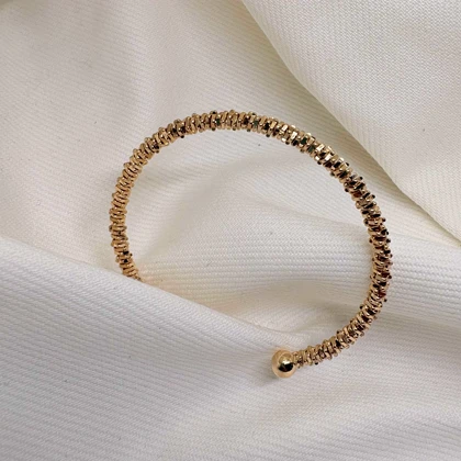 بنگل ژوپینگ طرح «خاویاری» | درخشش دانه‌دانه طلایی در قابی مینیمال