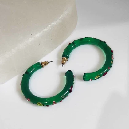 گوشواره رزین سبز نگین‌دار با نگین‌های کریستالی مولتی کالر