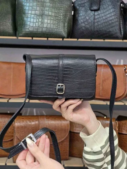کیف چرم زنانه بغل پرچ مشکی لیزارد چرم اصل گاوی