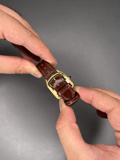 ساعت مچی کارتیه دومونت بند چرمی قهوه ای قاب طلایی Cartier