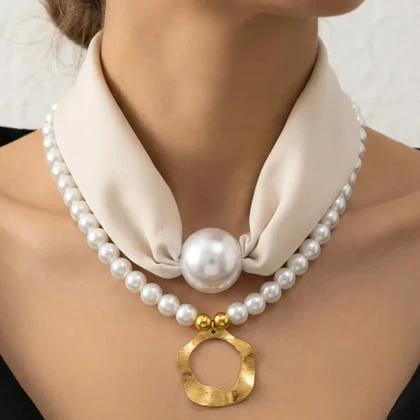 گردنبند زنانه مدل پرلا سند گلد طرح مروارید لوکس با پارچه بژ و آویز طلایی چکشی