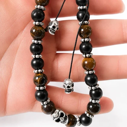دستبند سنگی برند SIX مدل Tiger Eye & Skull – ترکیب چشم‌ببر و انیکس مات با نماد اسکلت