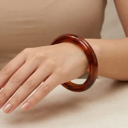 دستبند زنانه بنگل رزینی باریک مدل آمرلا کهربایی