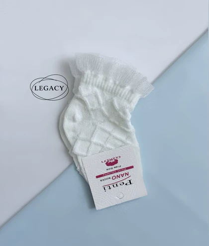 جوراب نوزادی نخ پنبه‌ای لوزی‌بافت با لبه توری چین‌دار - کد LEGACY0006