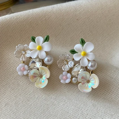 گوشواره زنانه مدل نوبهار طرح گل چندرنگ با نگین و مروارید تزئینی