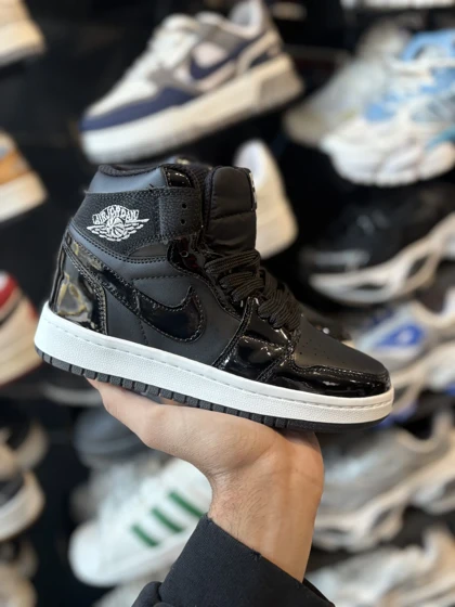 جردن ساق‌دار مشکی ورنی زیره سفید