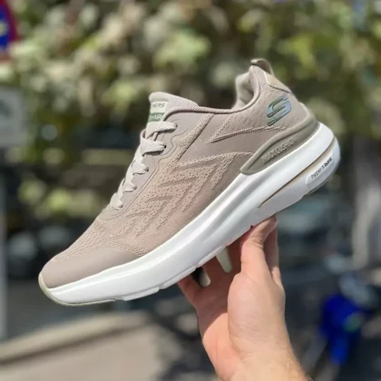 کفش پیاده روی اسکچرز مدل Go run با زیره طبی کرم