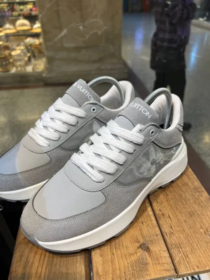 کتانی louis vuitton رنگ طوسی