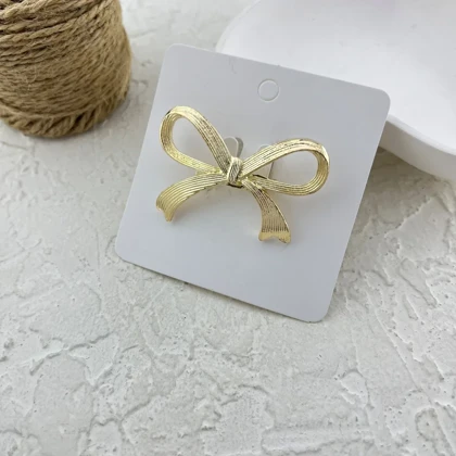 گل سینه زنانه طرح پاپیون، ظریف و جذاب