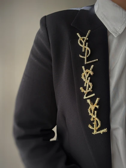 سنجاق سینه های YSL بزرگ