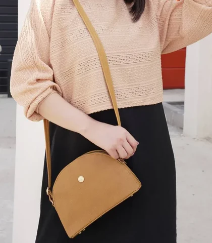 کیف زنانه دوشی نیم دایره مدل پارنیا