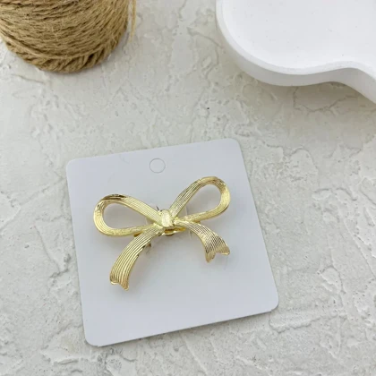 گل سینه زنانه طرح پاپیون، ظریف و جذاب