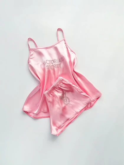 ست لباس خواب تاپ و شورتک ساتن نگین‌دار ویکتوریاسکرت