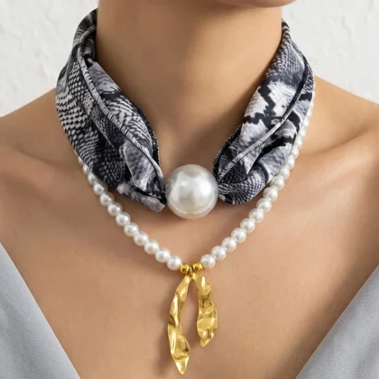 گردنبند زنانه مدل پرلا نوآر گلد طرح مروارید لوکس با پارچه طرح دار طوسی و آویز طلایی چکشی