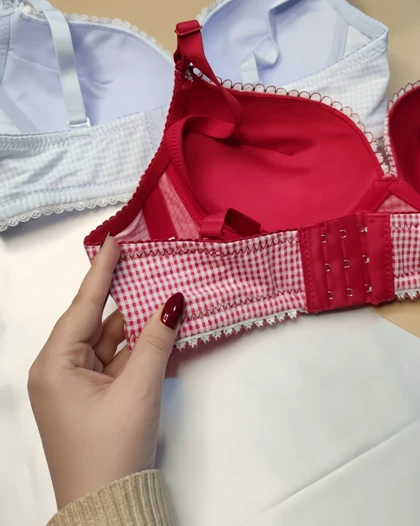 سوتین زنانه نخی بدون فنر طرح چهارخونه (کاپ اسفنجی سبک)