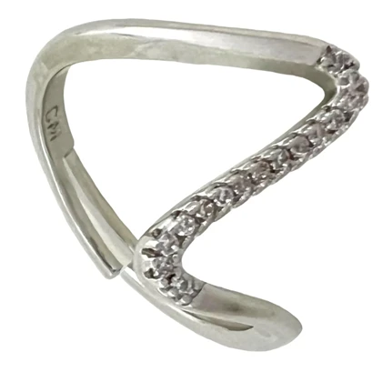 انگشتر زنانه مدل پیچش نور طرح طلا با نگین ظریف