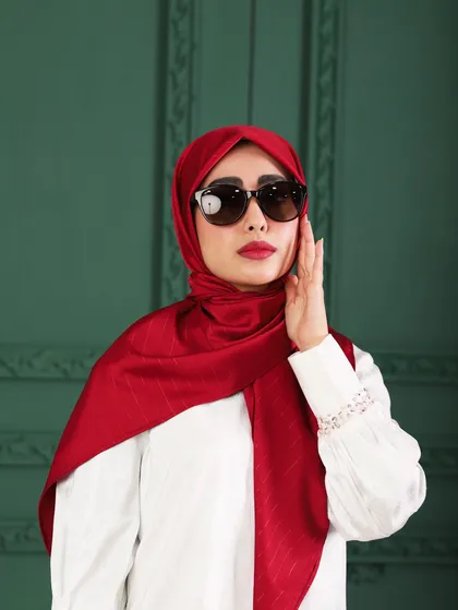 روسری ساتن خط‌دار زرشکی
