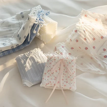 شورت طرح شکوفه و توت فرنگی (سایز 36 الی 40)