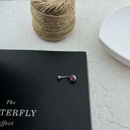 پیرسینگ ناف نگین‌دار زنانه، استایل درخشان