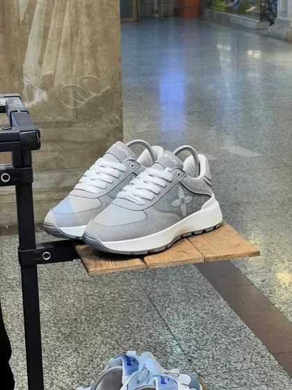 کتانی louis vuitton رنگ طوسی