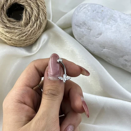 پیرسینگ ناف زنانه مدل شب‌پره درخشان
