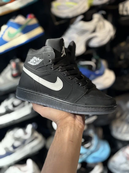 کتانی جردن ساق‌دار مشکی مات