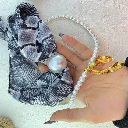 گردنبند زنانه مدل پرلا نوآر گلد طرح مروارید لوکس با پارچه طرح دار طوسی و آویز طلایی چکشی