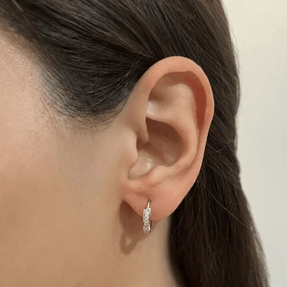 گوشواره حلقه‌ای نگین‌دار مینیمال