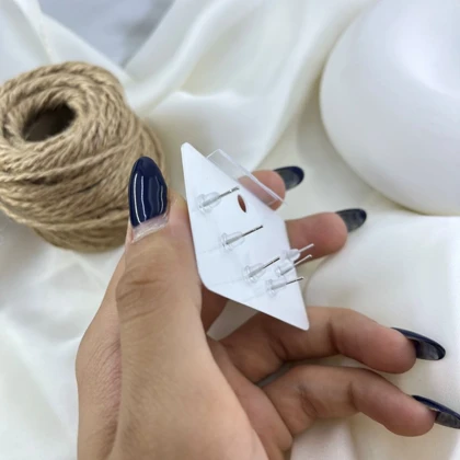 گوشواره زنانه میخی مدل درخشان طرح نگین گرد چند رنگ