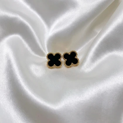 گوشواره میخی طرح «ونکلیف» | استیل طلایی با نگین مشکی صیقلی