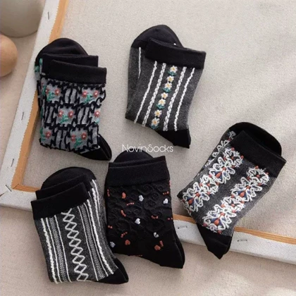 جوراب ساق‌دار گل‌گلی مشکی