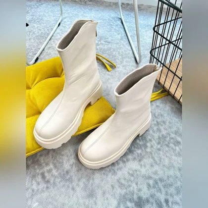 بوت وسط اخم