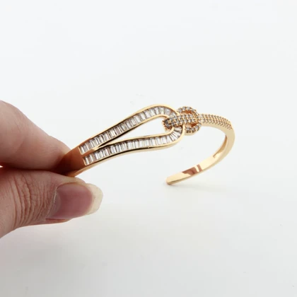 دستبند زنانه بنگل مدل نگینی دولاین