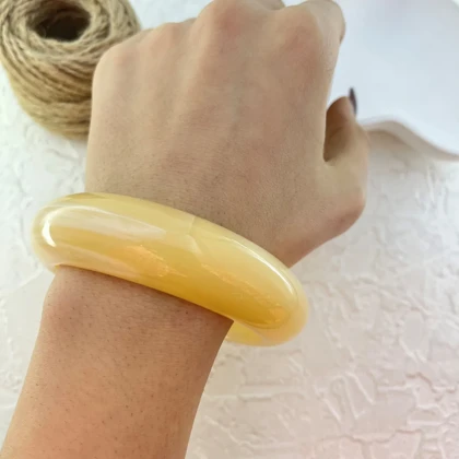 دستبند بنگل زنانه رزینی یک‌تکه مدل هانیرا عسلی