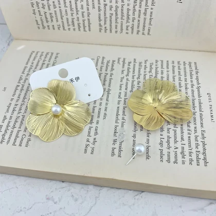 گوشواره زنانه طرح گل با جلوه طلایی