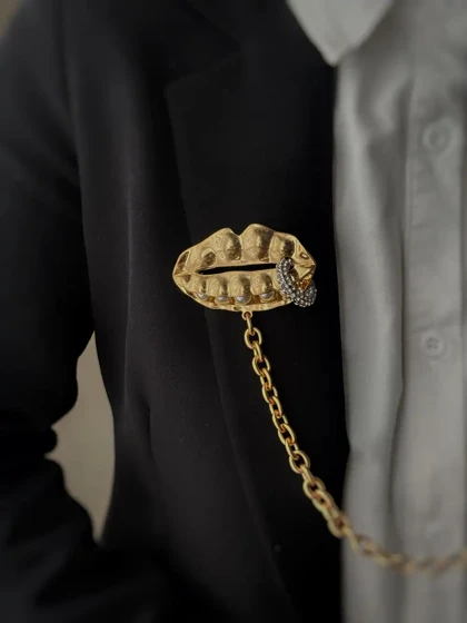 سنجاق سینه زنجیری