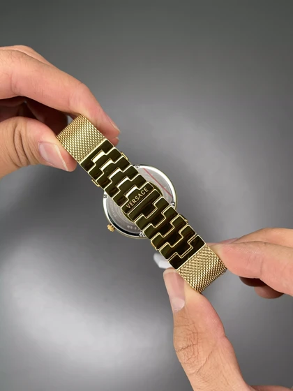 ساعت مچی ورساچه بند حصیری طلایی صفحه سفید Versace