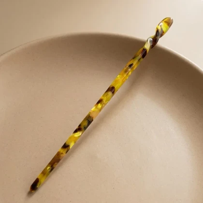 کانزاشی مو زنانه رزینی مرمری کهربایی با سر پیچ‌خورده تزئینی مدل سولار