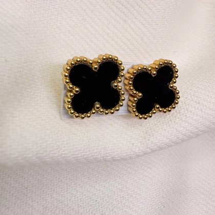 گوشواره میخی طرح «ونکلیف» | استیل طلایی با نگین مشکی صیقلی