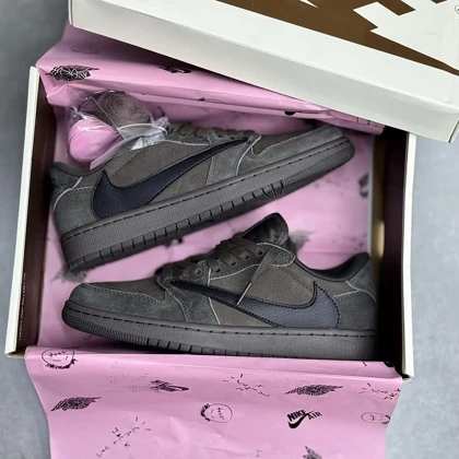 کفش نایک ایر جردن وان لو تراویس اسکات قهوه‌ای موکا Nike Air Jordan 1 Low Travis Scott Mocha