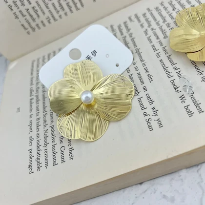 گوشواره زنانه طرح گل با جلوه طلایی