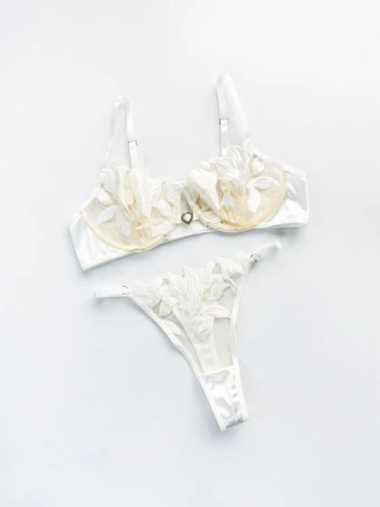 ست شورت و سوتین فنر دار تور و دانتل طرح برگ وسط قلب سفید