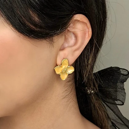 گوشواره میخی طرح گل چهارپر طلایی کد 4509