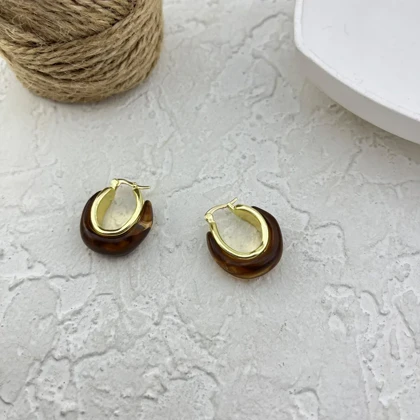 گوشواره حلقه‌ای زنانه مدل کوآل طرح مرمرین قهوه‌ای (لاک‌پشتی) با فریم داخلی طلایی