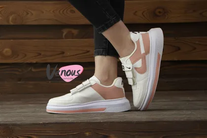 کتانی Nike چسبی
