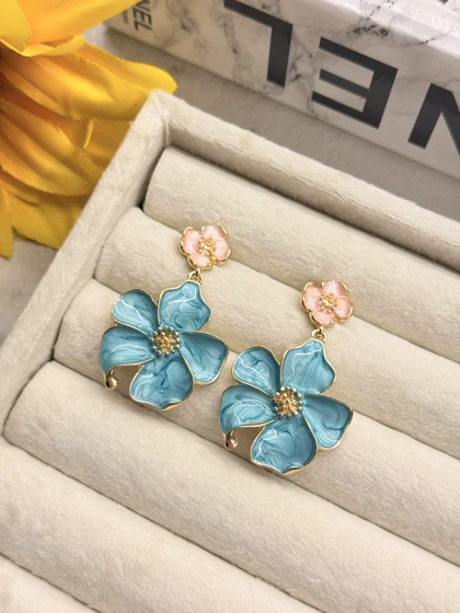 گوشواره میناکاری گل برجسته آبی آسمانی سایز کوچکتر