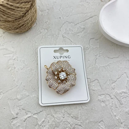 گل سینه زنانه ژوپینگ مدل فلوریوا طرح گل جواهری نگین‌دار با جلوه طلایی