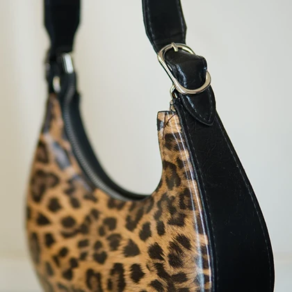 کیف زنانه طرح پلنگی مدل قایقی ترکیب جسارت و ظرافت در استایل روزمره